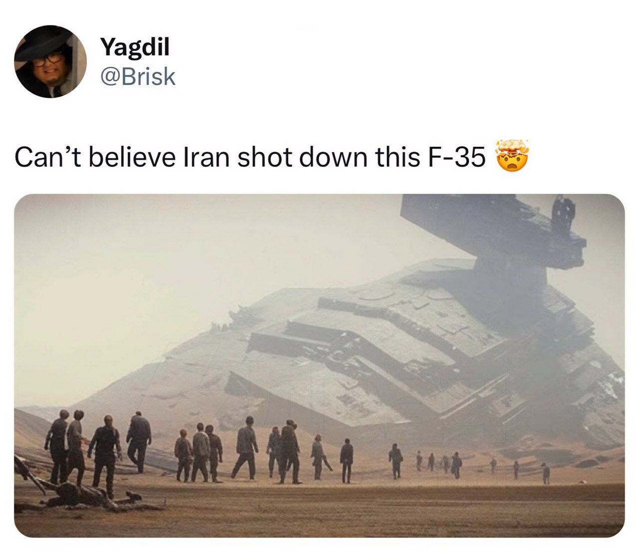 Can't believe Iran shot down this F-35 Мем про космический корабль, похожий на Звездный разрушитель из "Звездных войн", сбитый Ираном.