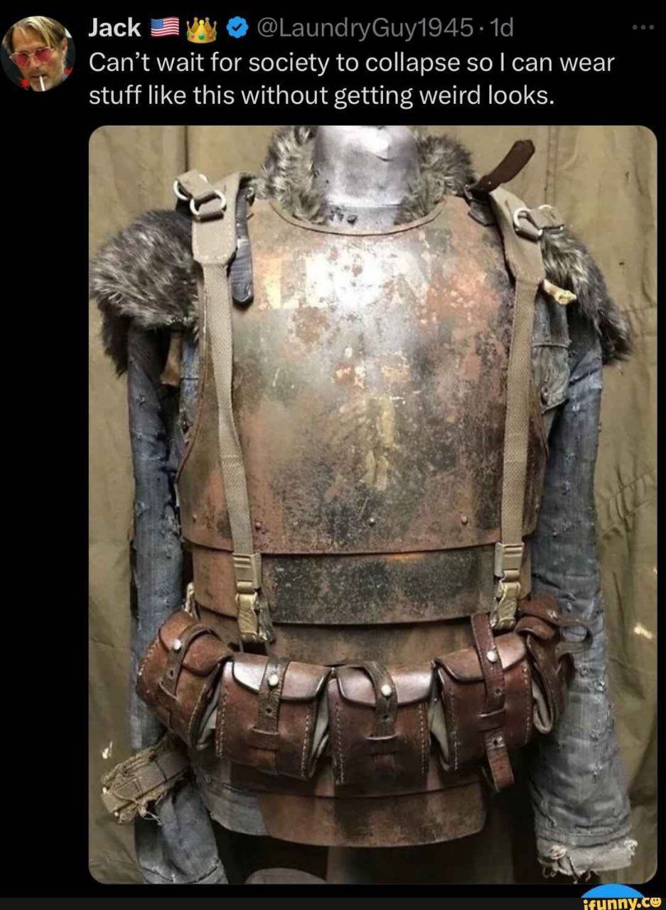 Can't wait for society to collapse so I can wear stuff like this Человек в постапокалиптическом костюме из металла, меха и кожи.