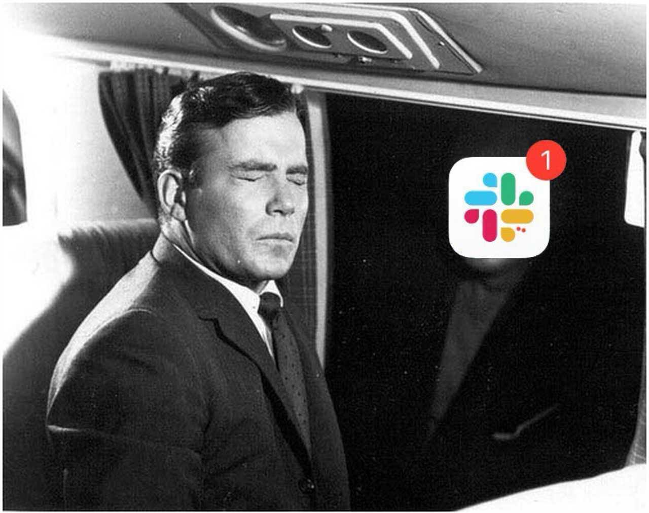 Капитан Кирк спит и уведомление Slack Капитан Кирк спит в самолете и видит уведомление из Slack