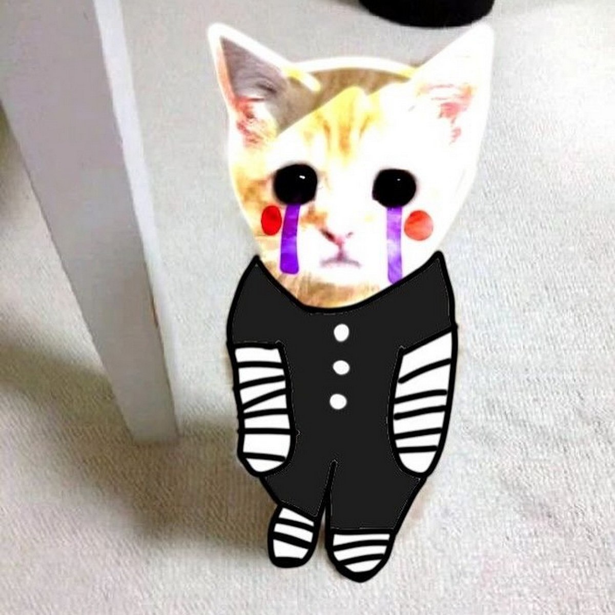 Кот марионетка Рыжий кот в костюме марионетки с грустными глазами и слезами