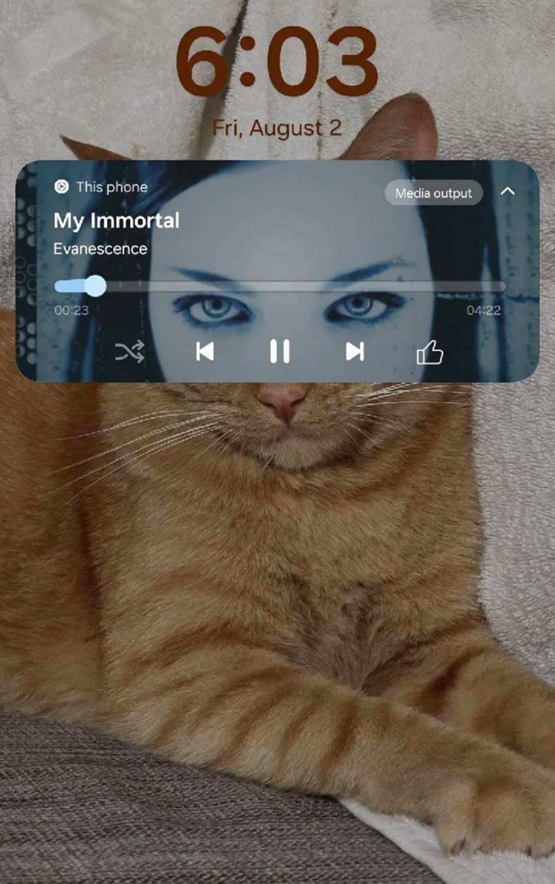 Кот с My Immortal на экране Рыжий кот лежит на диване, а поверх него на экране телефона отображается плеер с песней Evanescence My Immortal