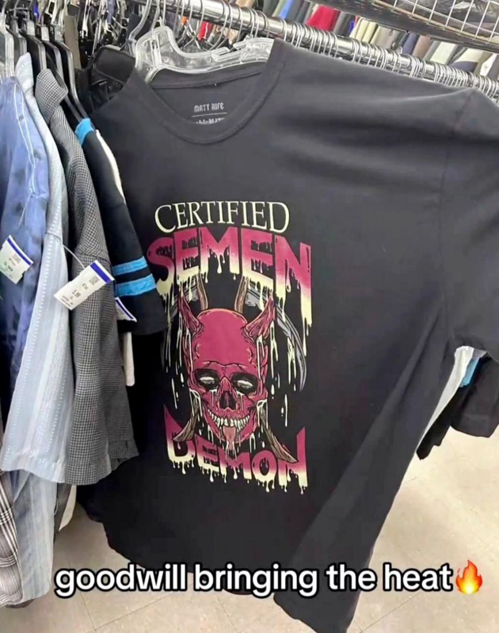 Футболка Certified semen demon Футболка с черепом и надписью «Сертифицированный спермодемон» в магазине Goodwill.