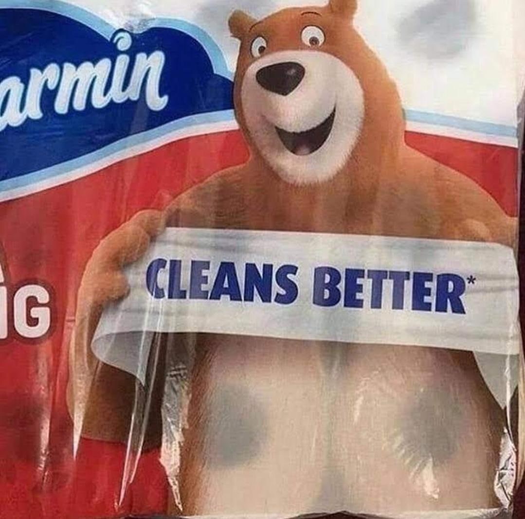 Медведь Charmin Cleans Better Веселый медведь Charmin рекламирует туалетную бумагу "Очищает лучше", но его баннер закрывает часть изображения, создавая иллюзию ягодиц