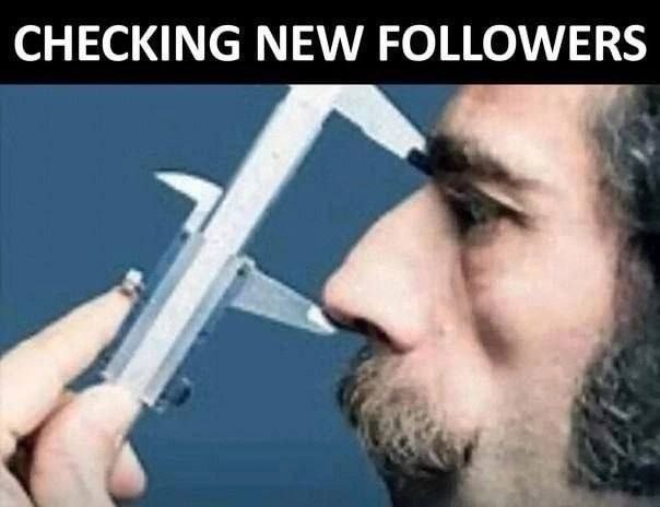 Мужчина с лупой? внимательно проверяет новых подписчиков — «CHECKING NEW FOLLOWERS».
