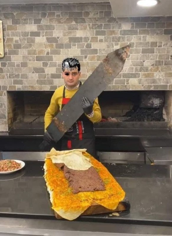 Повар Гатс с огромным мясом Мем с поваром, похожим на Гатса из «Берсерка», который держит огромный меч-лопату и стоит перед гигантским блюдом с мясом.