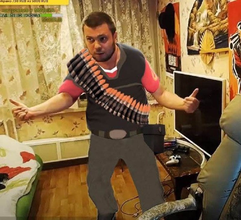 Человек в костюме Хэви из Team Fortress 2 Мужчина с "фотошопленным" костюмом пулеметчика Хэви из Team Fortress 2
