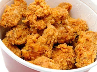 Корзина наггетсов Корзина с куриными наггетсами или кусочками курицы, обжаренными во фритюре