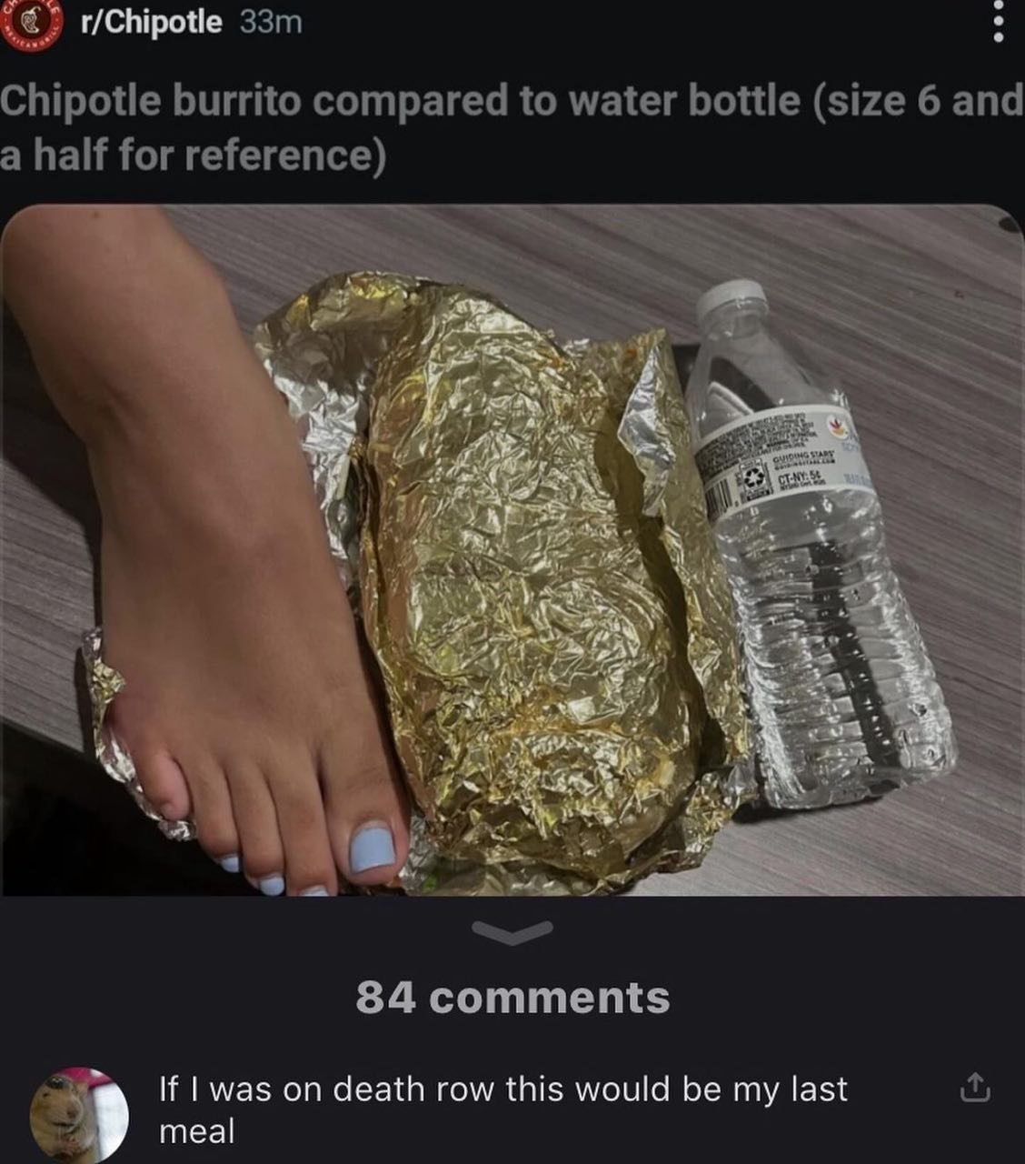 Буррито Chipotle по сравнению с бутылкой воды и ногой Буррито Chipotle рядом с бутылкой воды и ногой для сравнения