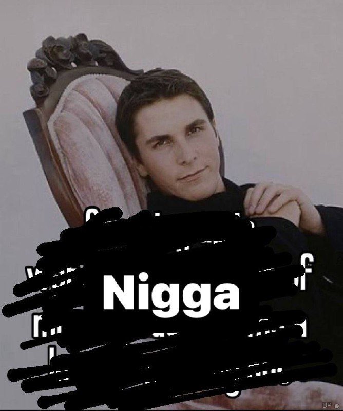 Кристиан Бэйл Nigga Мем с Кристианом Бэйлом и надписью «Nigga», где он изображен сидящим на стуле и смотрящим в кадр.
