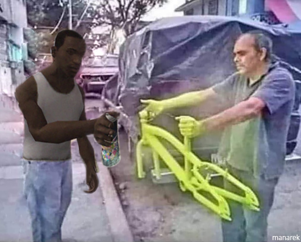 Си-Джей красит велосипед CJ из GTA San Andreas держит баллончик с краской, а мужчина рядом с ним держит раму велосипеда, выкрашенную в ярко-желтый цвет. На фоне видна машина, накрытая брезентом.