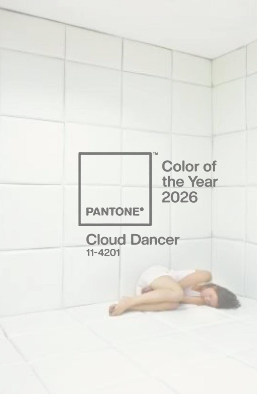 Цвет года 2026 "Облачный танцор" от Pantone и девушка в белой комнате