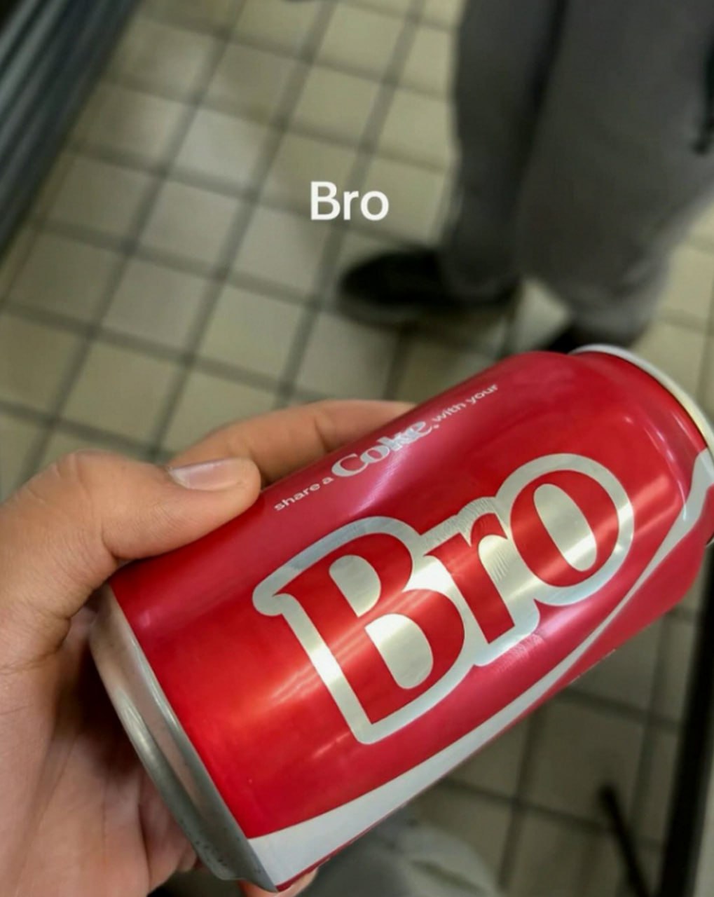 Кока-кола Bro Человек держит банку кока-колы с надписью "Bro" на ней, а в верхней части изображения появляется еще одна надпись "Bro".
