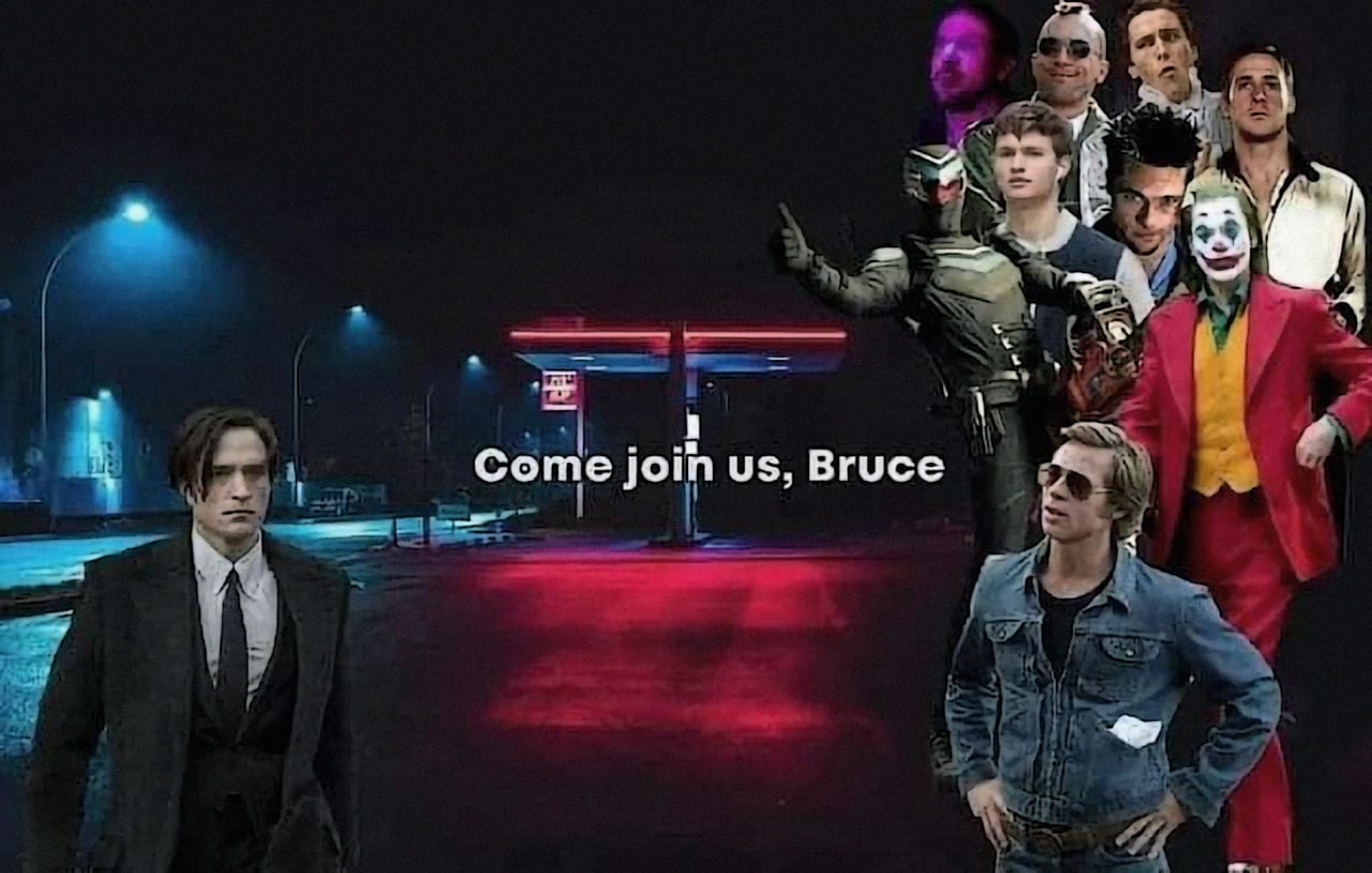 Come join us, Bruce Бэтмен Роберта Паттинсона стоит посреди улицы, а вдали его зовут другие персонажи