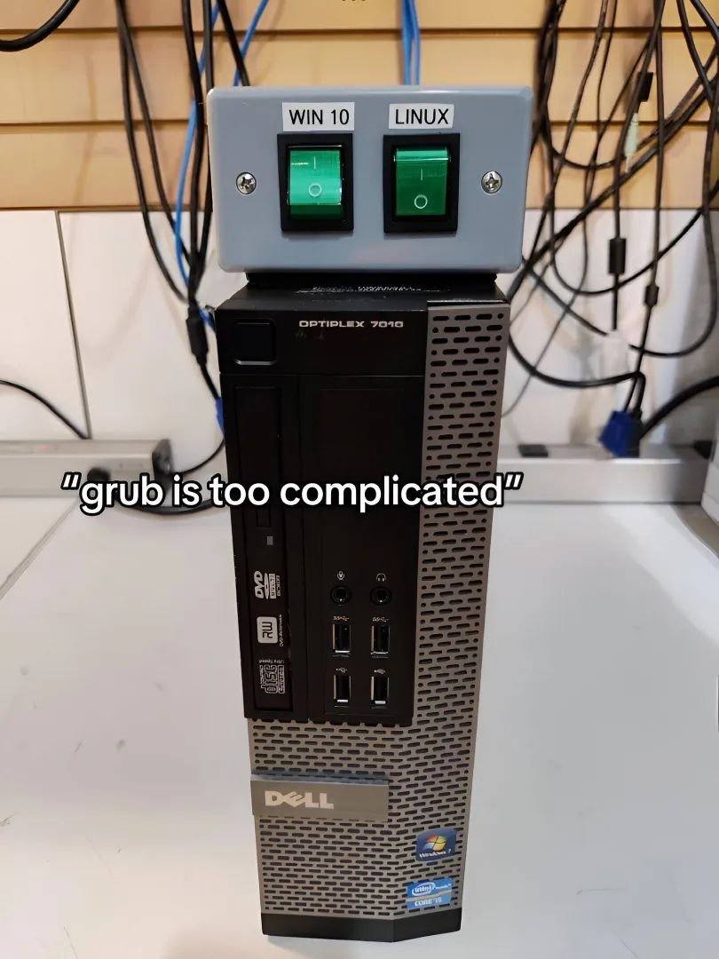 Компьютер с двумя кнопками включения Win 10 и Linux Компьютер Dell Optiplex с двумя физическими тумблерами для загрузки Windows 10 или Linux, подписанный "grub is too complicated"