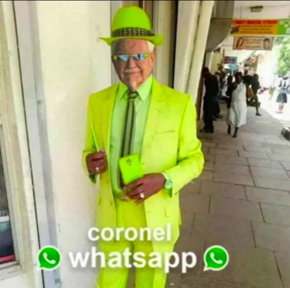 Coronel WhatsApp Полковник Сандерс в кислотно-зеленом костюме с телефоном