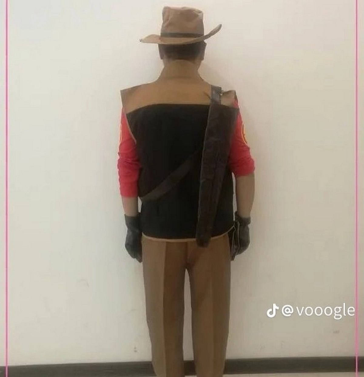 Косплей снайпера из Team Fortress 2 Человек в косплее снайпера из Team Fortress 2 стоит спиной