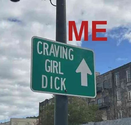 Дорожный знак с надписью «Craving girl dick» и красным «ME» — «Хочу член девушки — это я».