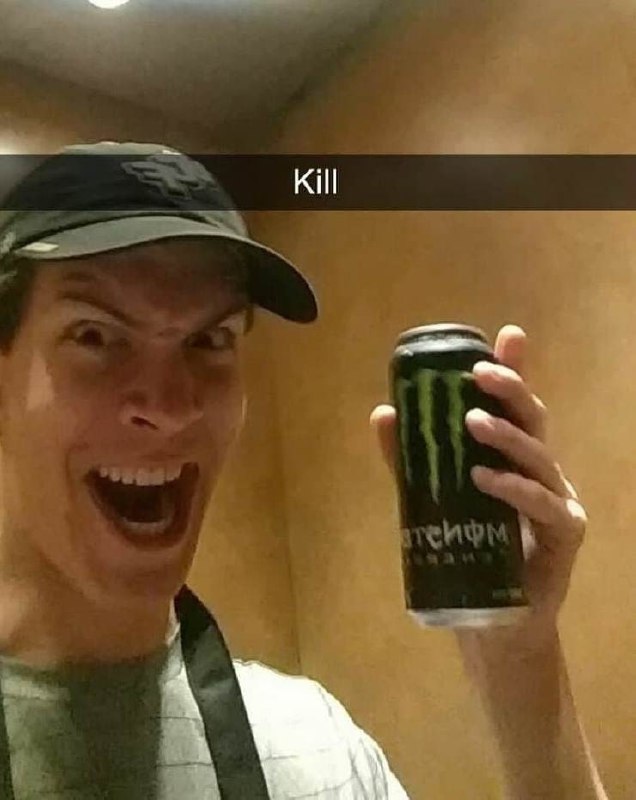 Безумный парень с Monster Energy кричит Kill Парень в кепке с безумным взглядом держит банку энергетика Monster и кричит «Убить!»
