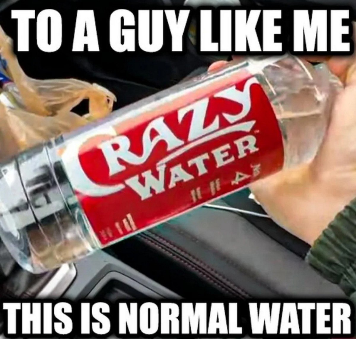 Crazy Water нормальная вода Мем с бутылкой Crazy Water и надписью "Для такого парня, как я, это обычная вода"