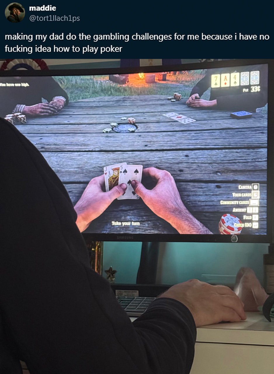 Папа проходит испытания по азартным играм в Red Dead Мем с надписью «making my dad do the gambling challenges for me because i have no fucking idea how to play poker» на мониторе, где виден процесс игры в покер в Red Dead Redemption 2, а рядом с монитором находится рука, которая, вероятно, управляет игровым процессом.