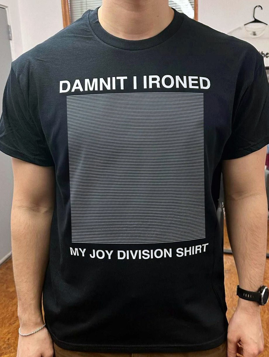 DAMN IT I IRONED MY JOY DIVISION SHIRT Мужчина в черной футболке с пародией на обложку альбома Joy Division