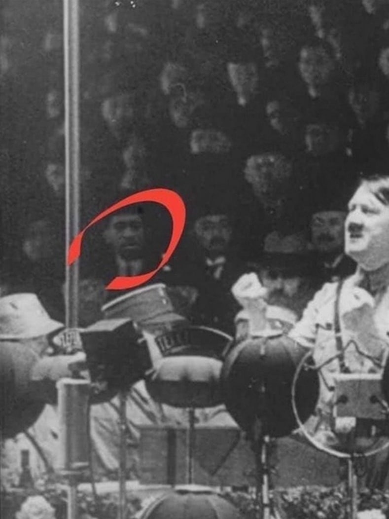 Темнокожий мужчина на фото с Гитлером Обнаружен темнокожий мужчина на старой фотографии с Адольфом Гитлером