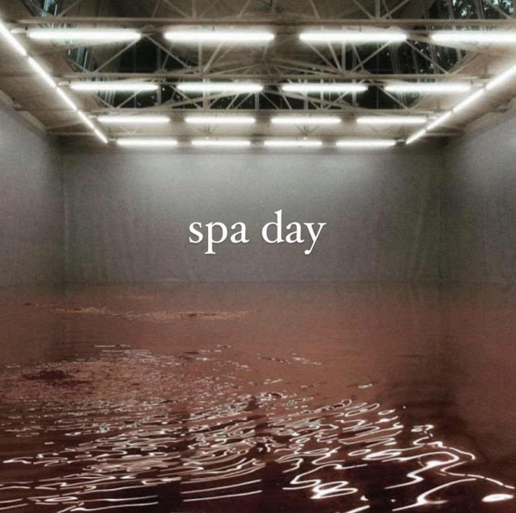 Spa day с темной водой Темная вода в помещении с надписью «spa day»