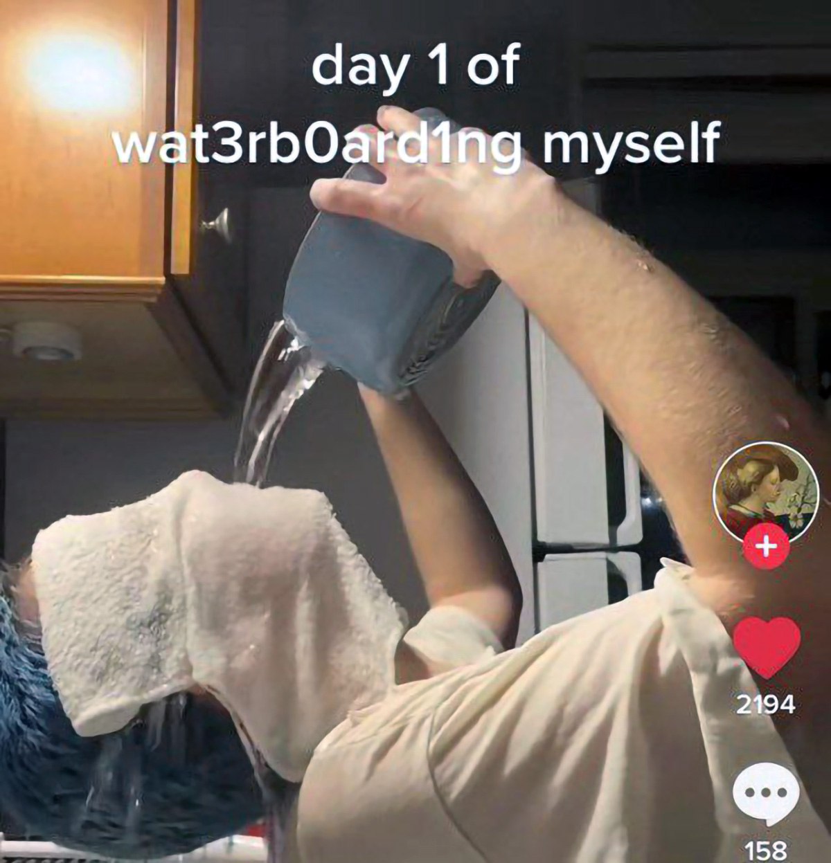 Day 1 of wat3rb0ard1ng myself Человек льет себе на лицо воду, как при пытке водой, с надписью «Day 1 of waterboarding myself»