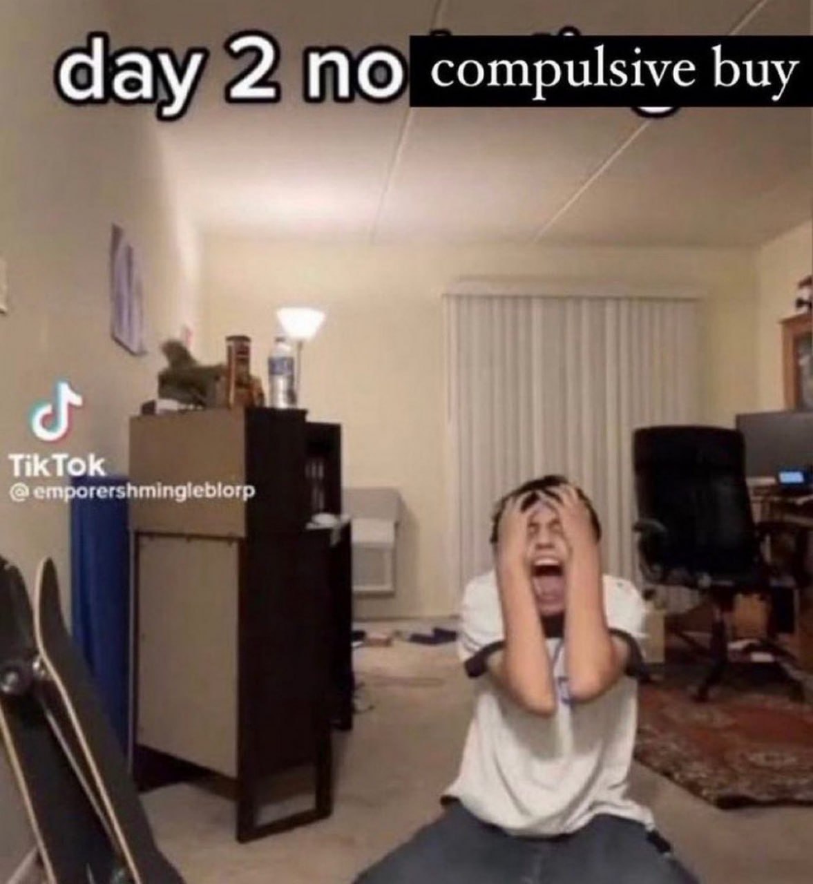 Day 2 no compulsive buy Мем про Day 2 no compulsive buy, на котором человек отчаянно кричит и держится за голову, символизируя борьбу с зависимостью от импульсивных покупок