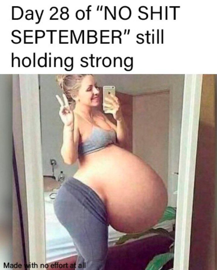 Day 28 of “No Shit September” still holding strong Женщина с огромным животом делает селфи и показывает знак мира, с надписью "День 28 "Без дерьмового сентября" всё ещё держусь"