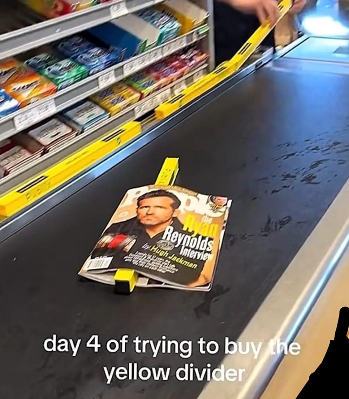 Day 4 of trying to buy the yellow divider Кто-то пытается купить желтый разделитель покупок на кассе супермаркета.