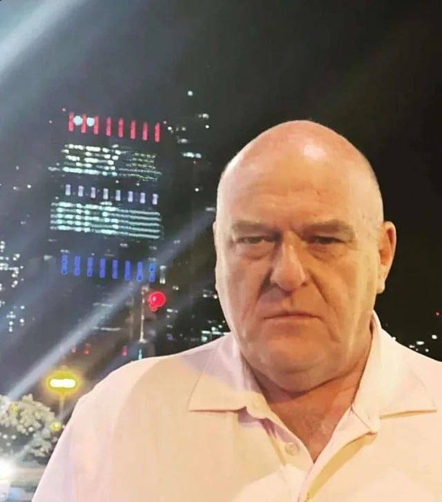 Дин Норрис на фоне здания с флагом России Дин Норрис, известный по роли Хэнка Шрейдера из сериала «Во все тяжкие», на фоне здания, на котором отображается российский флаг, составленный из красных, белых и синих огней. Мем стал популярным благодаря предположениям о том, где актёр мог находиться в момент съёмки фотографии.