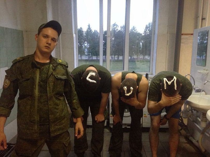 Дедовщина в армии с буквами на головах Фотография, на которой запечатлены четверо молодых людей в армейской казарме, вероятно, в процессе "дедовщины".