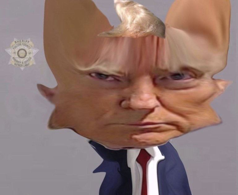 Деформированный Трамп магшот Дональд Трамп с деформированным лицом и торсом, стоящий на сером фоне, сзади видна печать шерифа