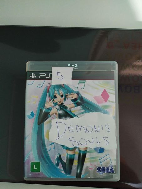 Demon's souls на PS5 Коробка с игрой Hatsune Miku Project Diva F с наклейкой Demon's souls для PS5