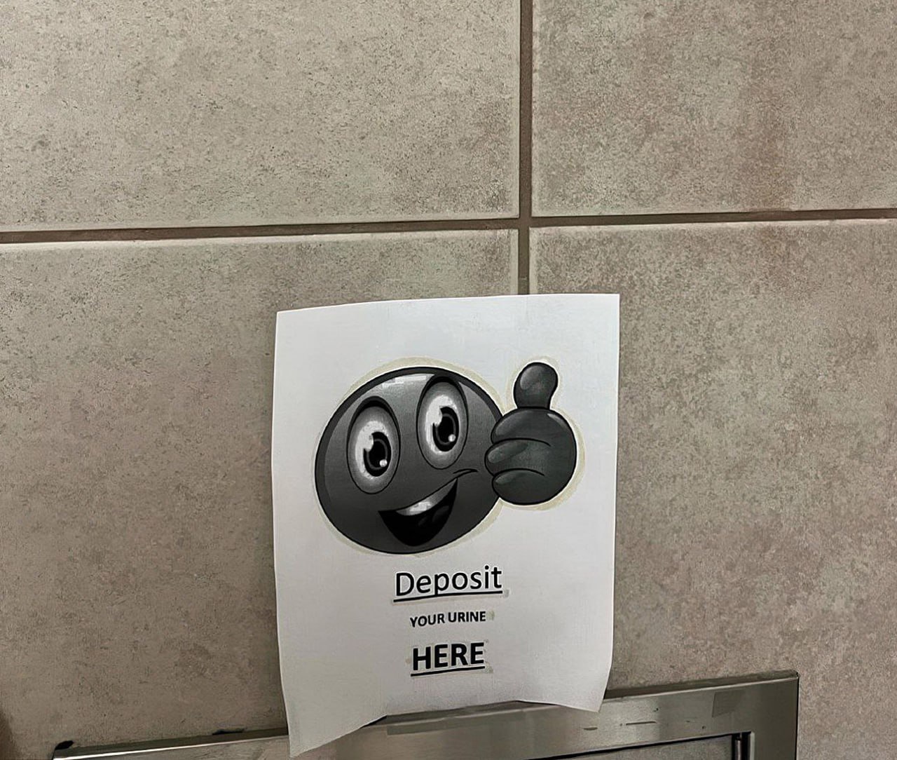 Deposit your urine here Мем с чёрным смайликом, который показывает большой палец вверх, и надписью «Deposit your urine here»
