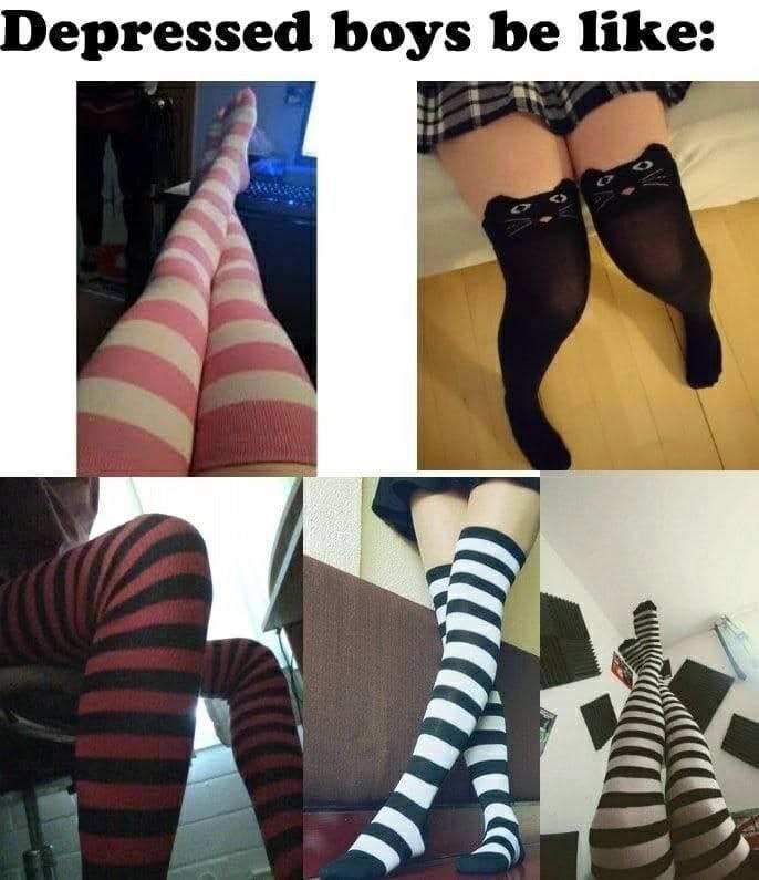 Depressed boys be like Коллаж из пяти изображений с ногами в различных гольфах: розовых в полоску, чёрных с кошачьими ушками, красно-чёрных в полоску и чёрно-белых в полоску. Над ними надпись «Depressed boys be like:»