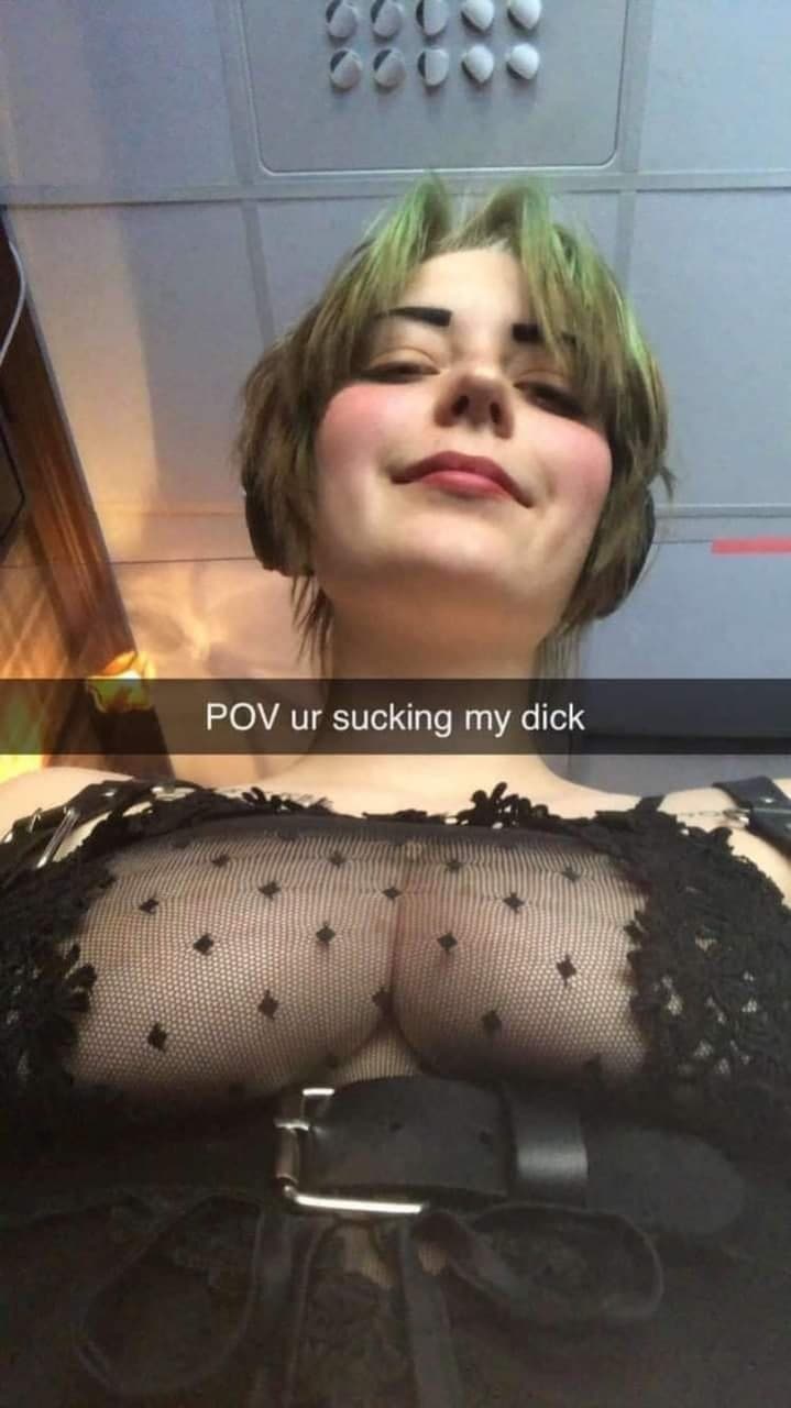 Девушка с зелеными волосами POV ur sucking my dick Мем, где девушка с зелеными волосами и в прозрачной кофте с надписью «POV ur sucking my dick» смотрит вниз.