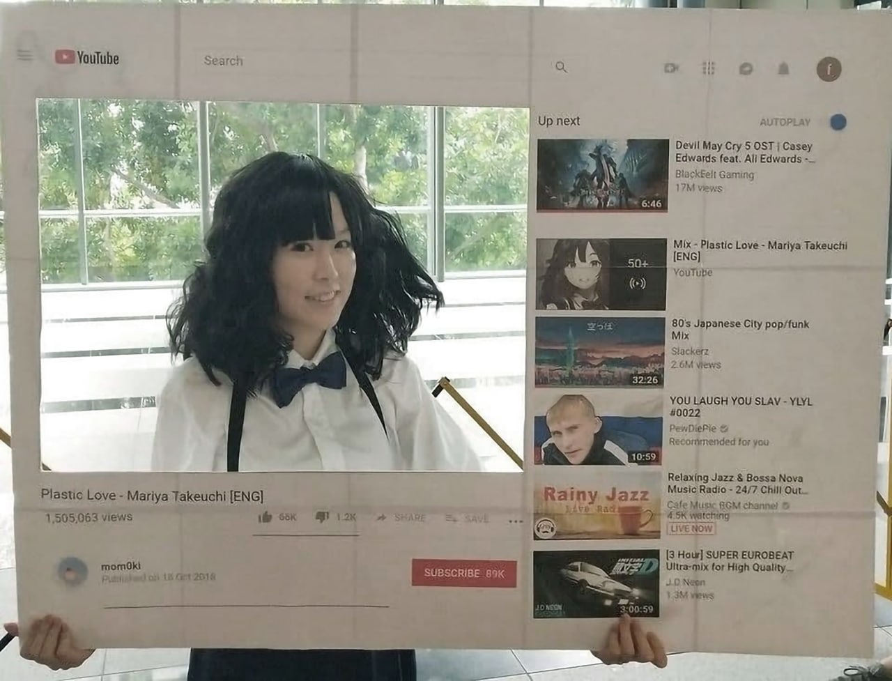 Девушка в рамке YouTube Девушка держит в руках рамку YouTube с видео "Plastic Love"