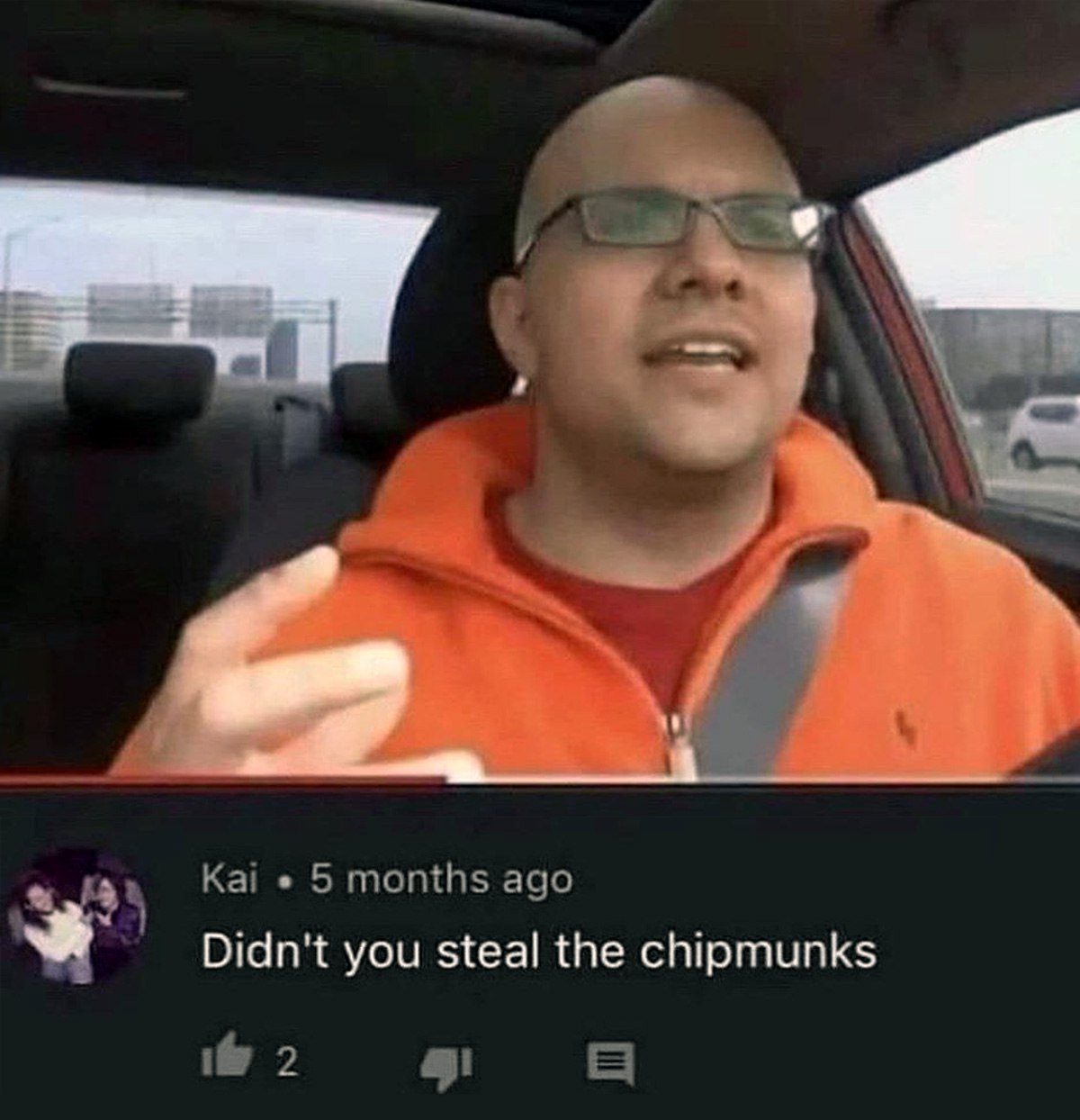 Didn't you steal the chipmunks Мужчина в оранжевой толстовке за рулем автомобиля, а под ним комментарий со странным вопросом «Разве ты не украл бурундуков?»