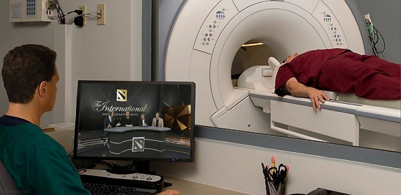 Доктор смотрит The International по Dota 2 на работе Медицинский работник смотрит прямую трансляцию киберспортивного турнира The International по Dota 2, пока его пациент находится на процедуре МРТ