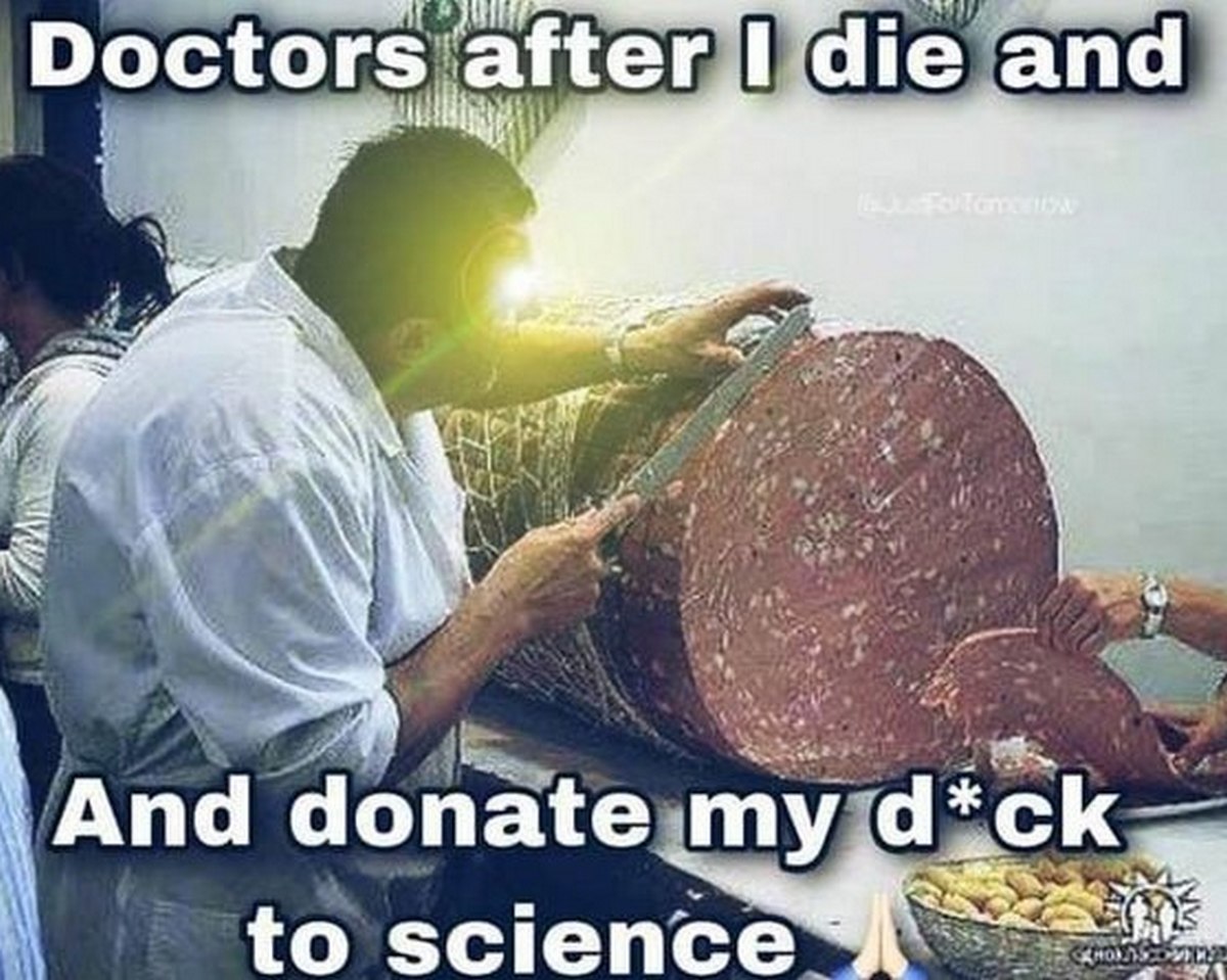 Doctors after I die and donate my dick to science Мужчина сосредоточенно нарезает огромную колбасу на маленькие кусочки, а его глаза светятся жёлтым светом. Перед ним стоит тарелка с арахисом.