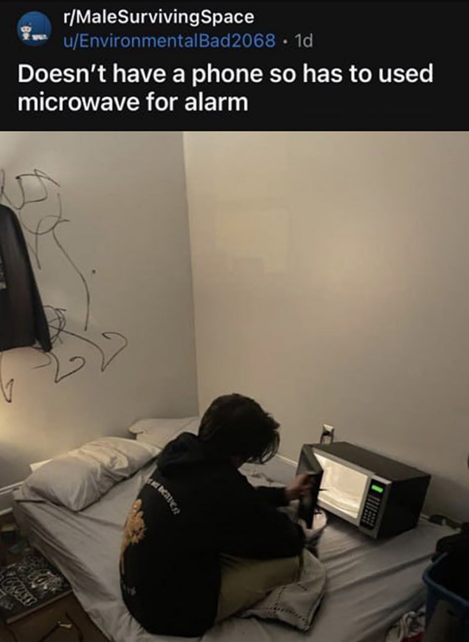 Doesn't have a phone so has to used microwave for alarm Мужчина, у которого нет телефона, использует микроволновку как будильник