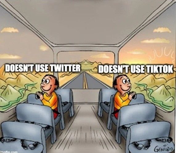 DOESN'T USE TWITTER DOESN'T USE TIKTOK Люди, которые не пользуются Твиттером и ТикТоком, счастливо едут в автобусе.