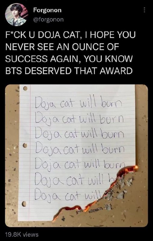 Doja cat will burn Записка «Doja cat will burn», сжигаемая после твита фаната BTS.