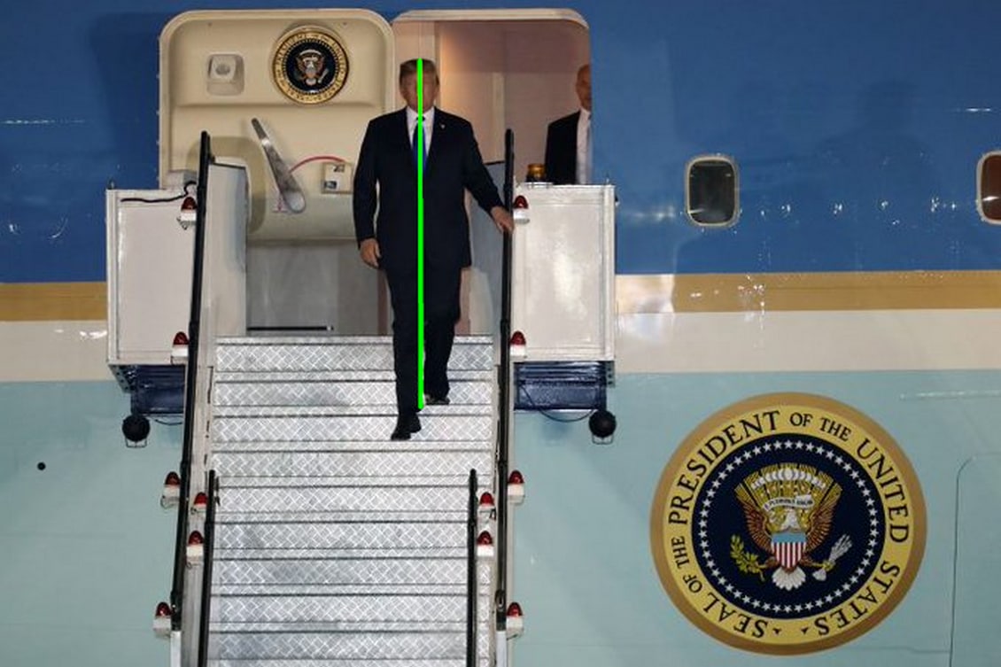 Идеальная осанка Трампа Дональд Трамп спускается по трапу самолета с идеальной осанкой