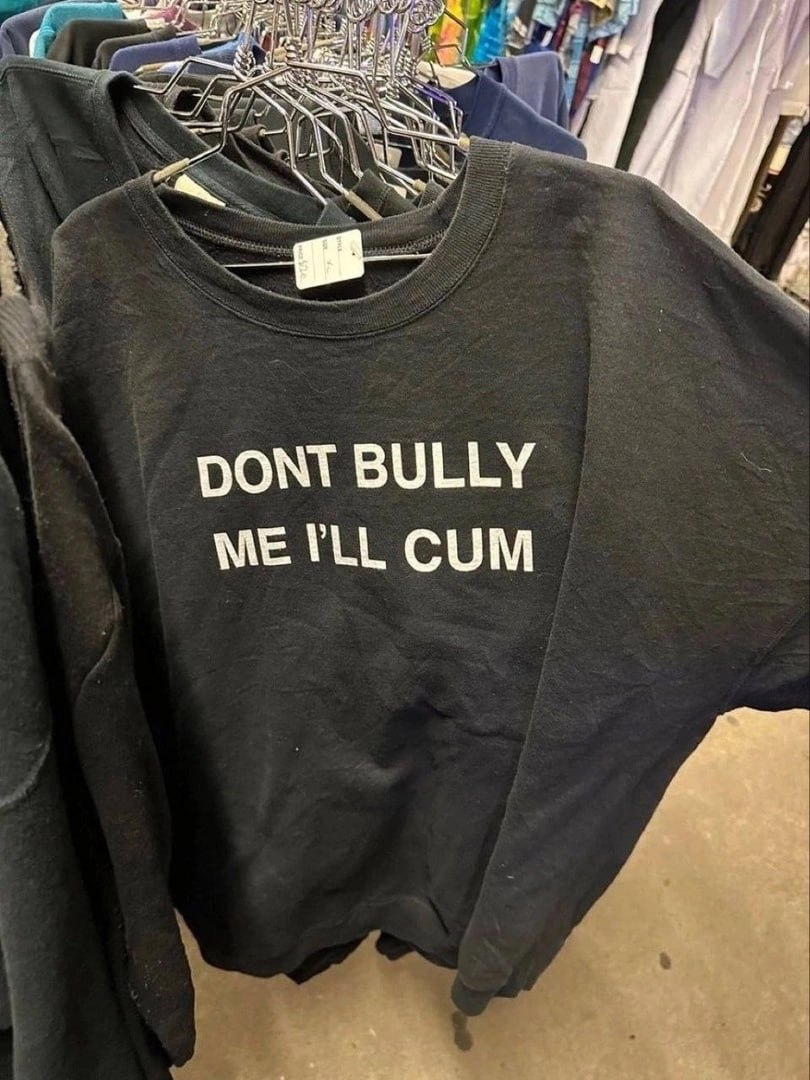 Толстовка с надписью DONT BULLY ME I'LL CUM На черной толстовке белыми буквами написано "DONT BULLY ME I'LL CUM", что в переводе с английского означает "не издевайся надо мной, я кончу".