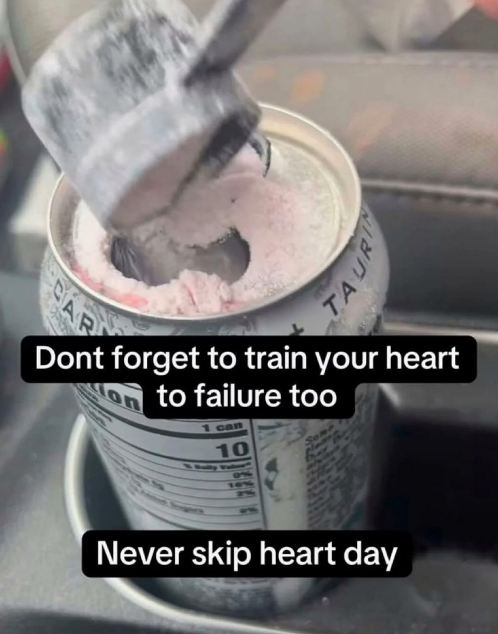 Don’t forget to train your heart to failure too Человек добавляет розовый порошок в банку с энергетическим напитком, а на изображении написано "Don’t forget to train your heart to failure too" и "Never skip heart day"