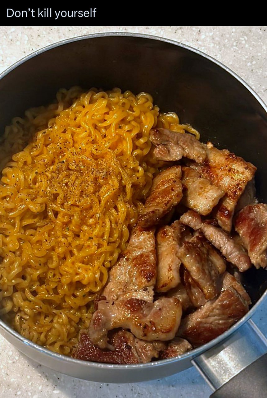 Don't kill yourself, пожалуй, съем лапшу с мясом Фотография, на которой в кастрюле лежат быстрорастворимая лапша и жареное мясо, а сверху надпись «Don't kill yourself» (Не убивай себя).