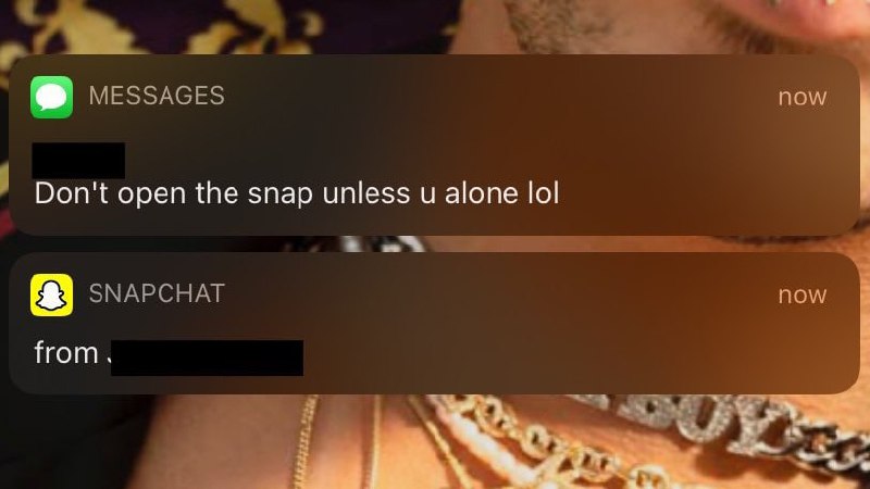 Don't open the snap unless u alone lol Скриншот экрана телефона с уведомлениями из сообщений и Snapchat, предупреждающими не открывать что-либо, если вы не одни.
